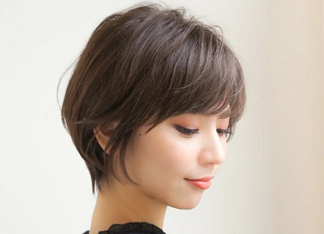 ショートヘアーの女性