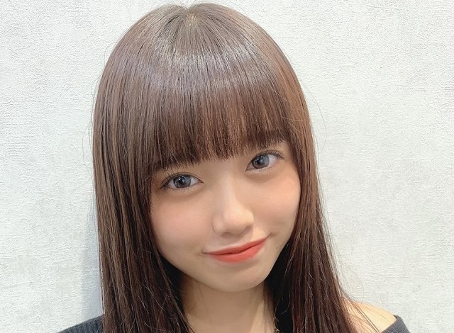 ぱっつん前髪の女性
