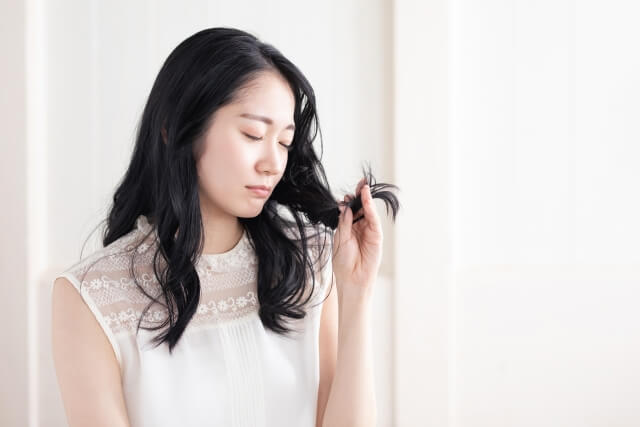 髪を指に絡ませる女性