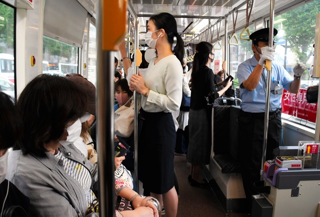 電車の中でとびっことびっこ