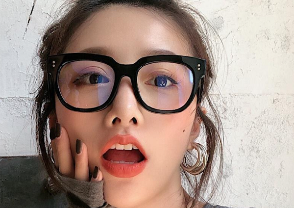 黒縁眼鏡の女子