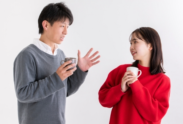 女性に話しかける男性