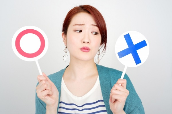 ◎✕を出す女性